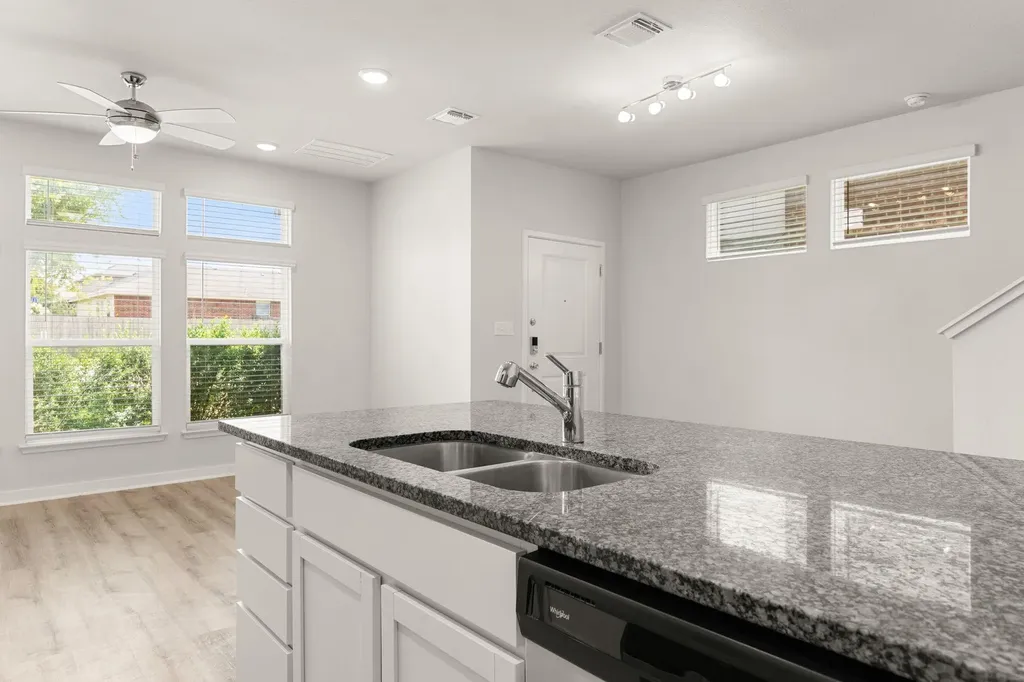 605 W South St Street Leander TX 78641