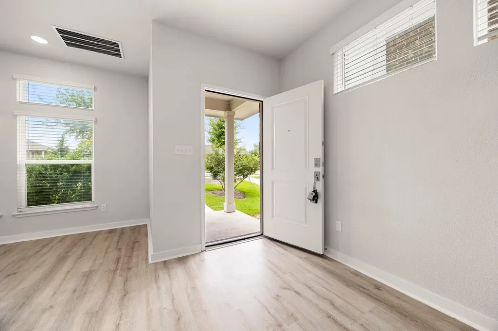 605 W South St Street Leander TX 78641