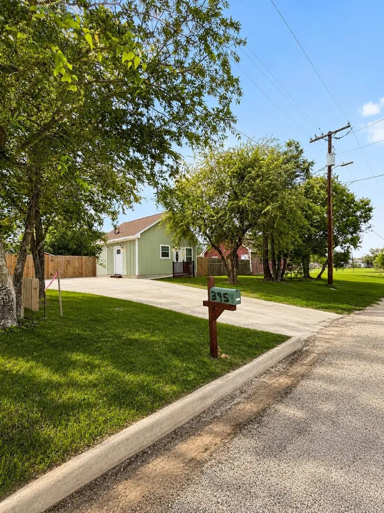 395 Willow Avenue Luling TX 78648