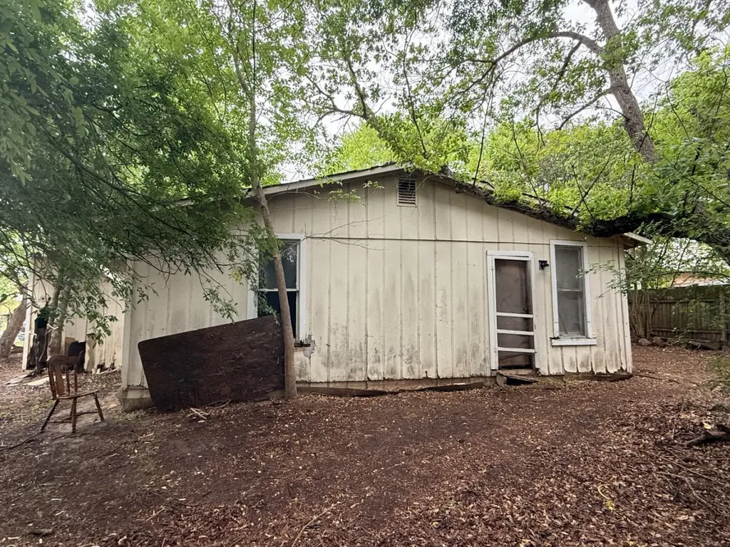 918 S Brazos Street Lockhart TX 78644