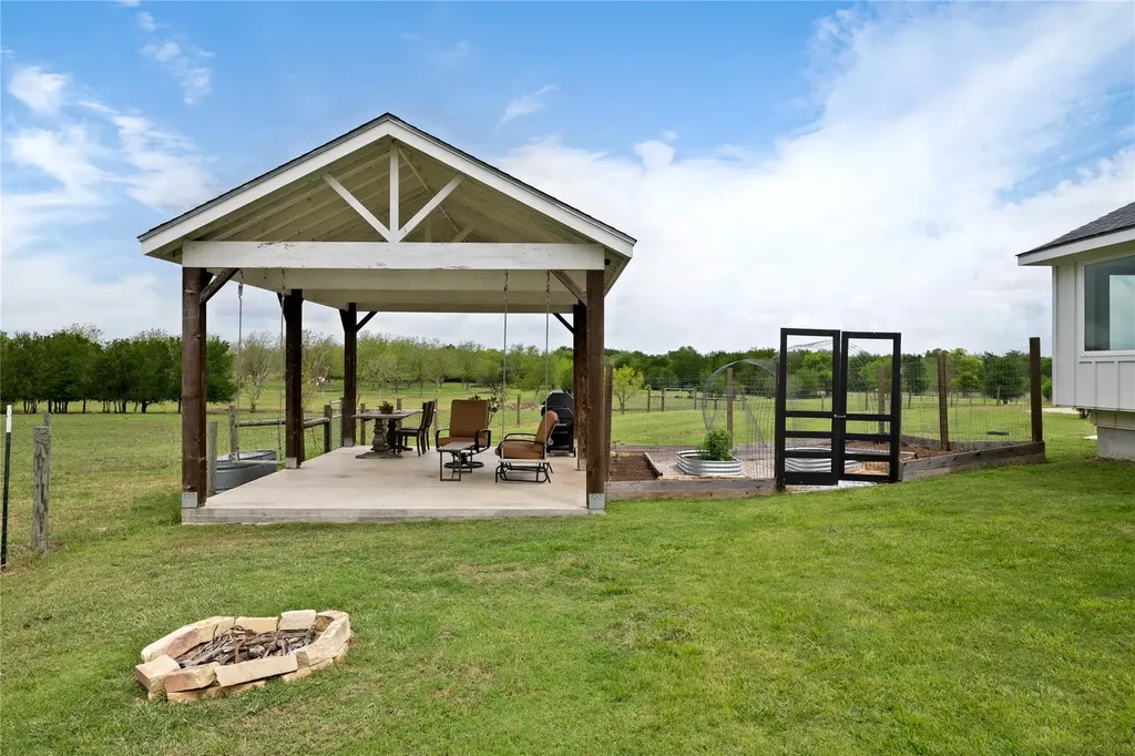1854 County Road 464 Elgin TX 78621