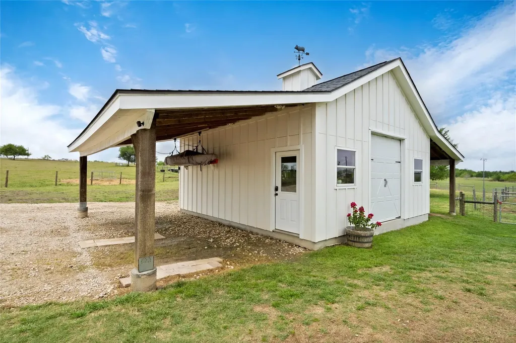 1854 County Road 464 Elgin TX 78621