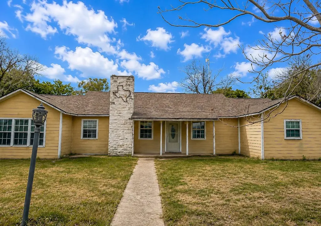 3951 Fm 970 Florence TX 76527