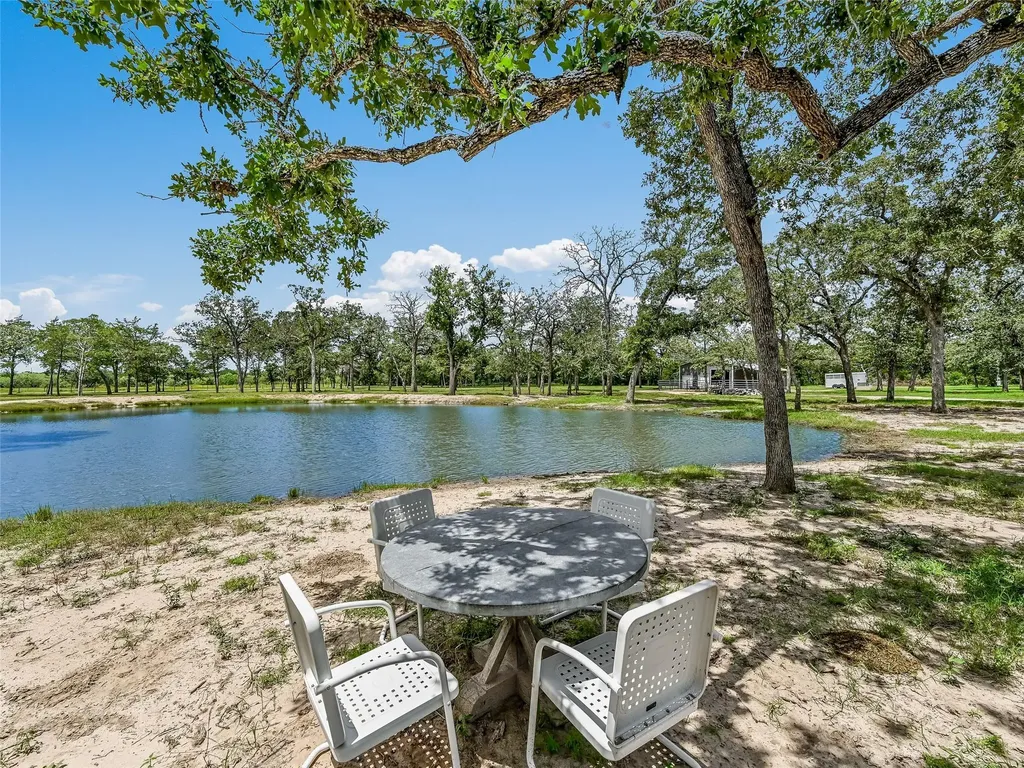 226 Stolle Lane Flatonia TX 78941