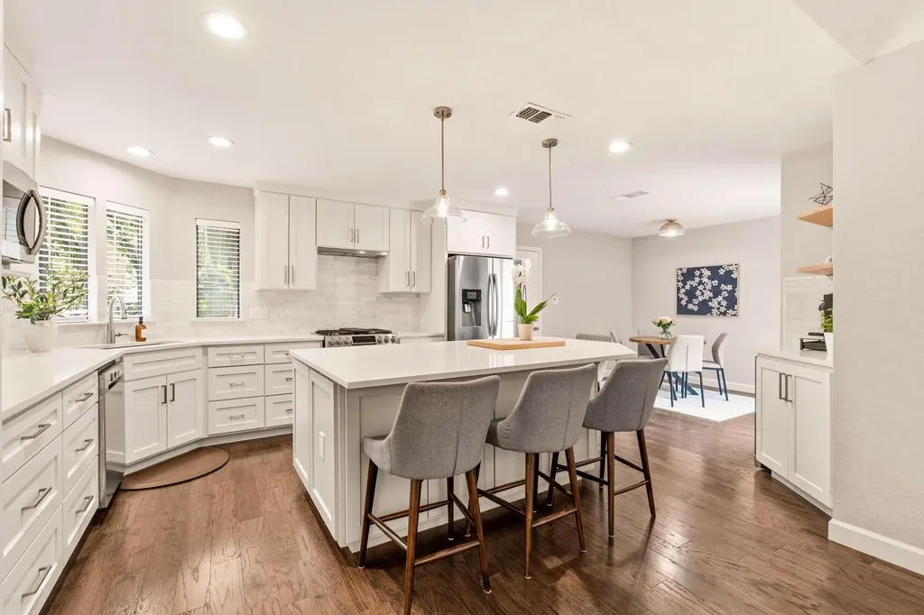 7413 Lakewood Drive Austin TX 78750