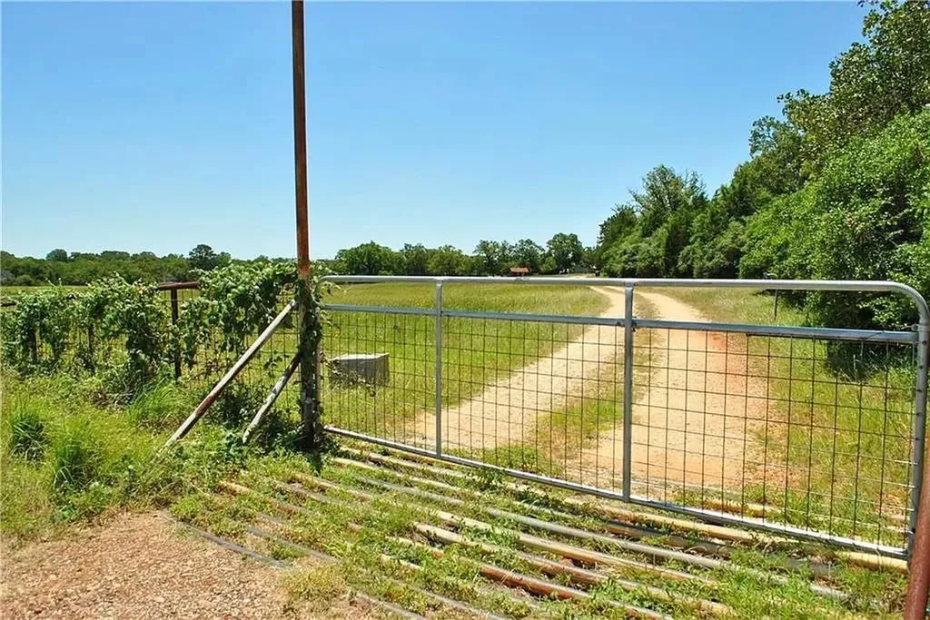21741 E Interstate 10 Luling TX 78648