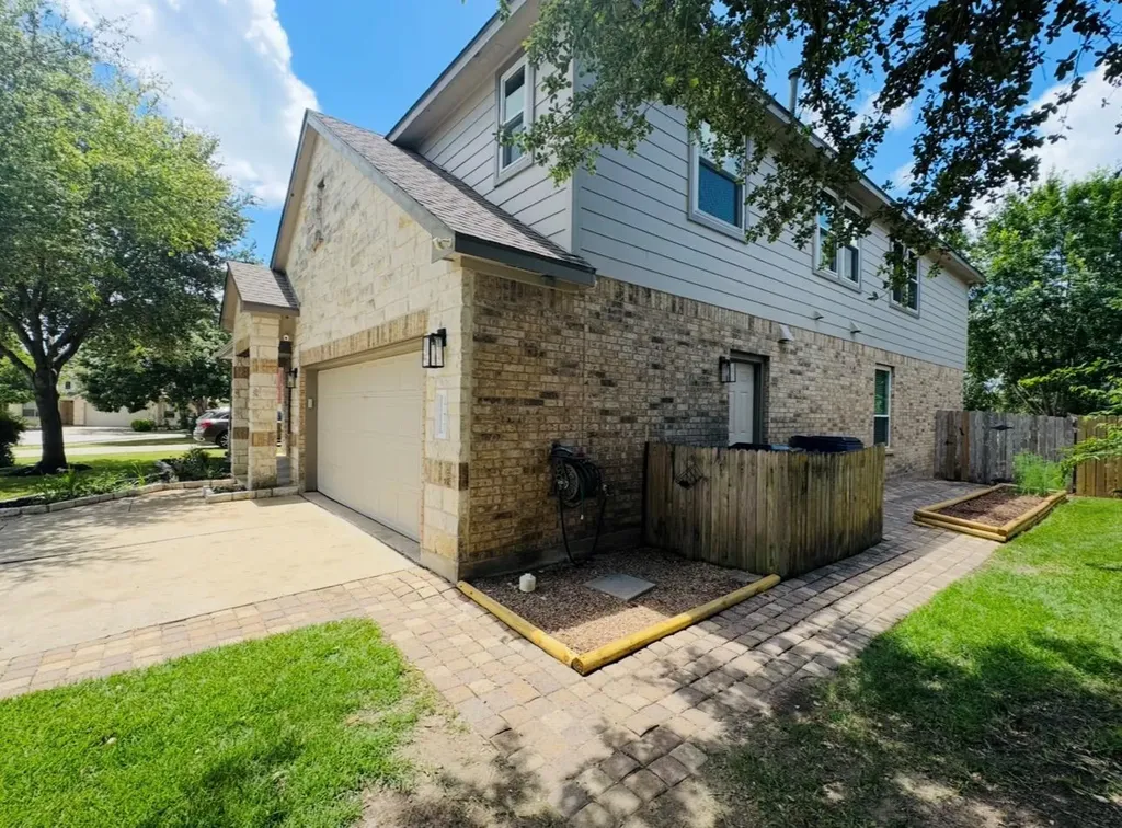 17821 Floribundas Elgin TX 78621