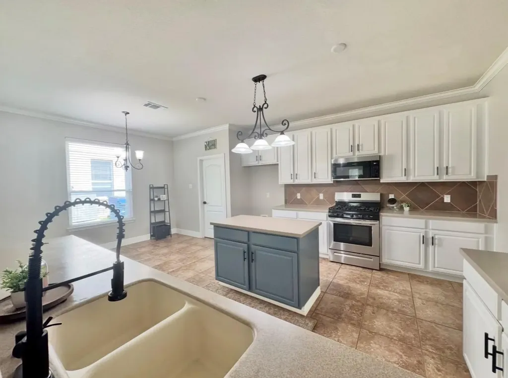 17821 Floribundas Elgin TX 78621