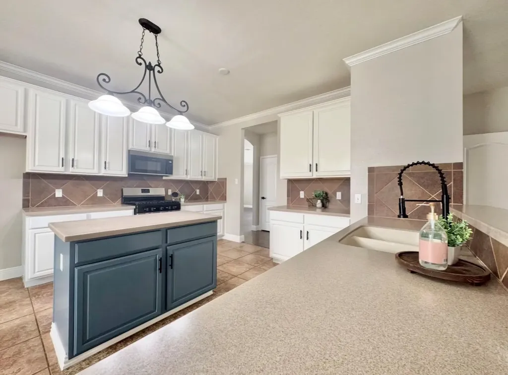 17821 Floribundas Elgin TX 78621