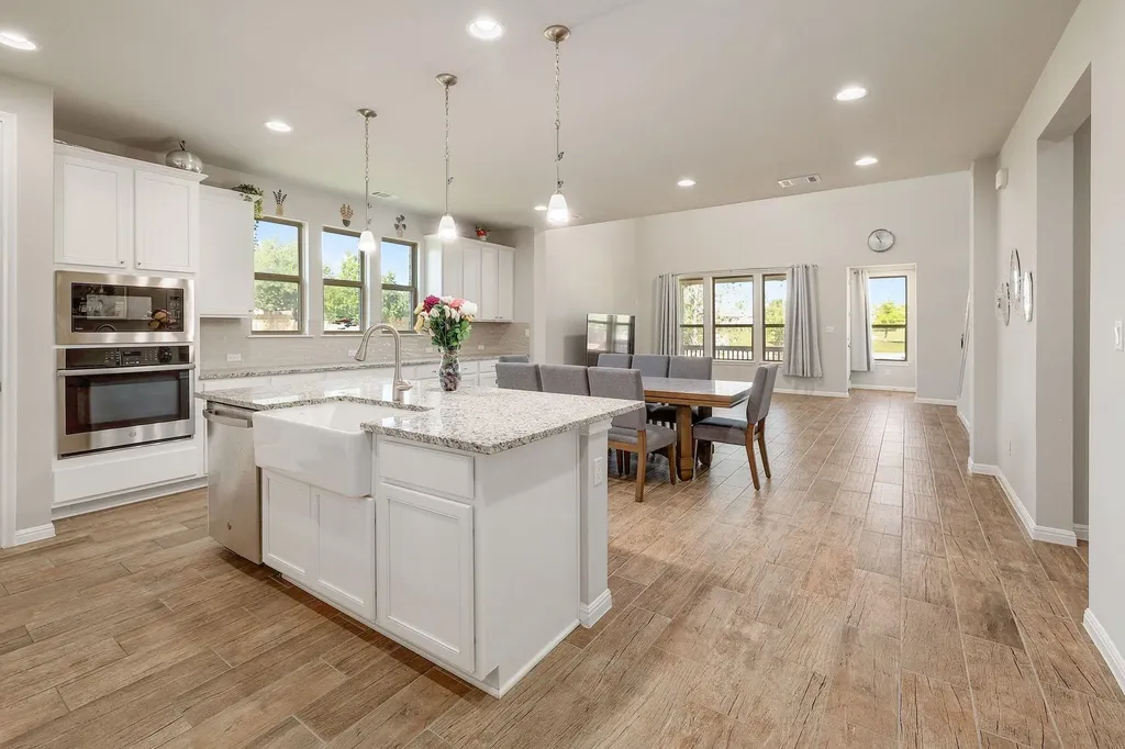 1136 Almeria Bend Leander TX 78641