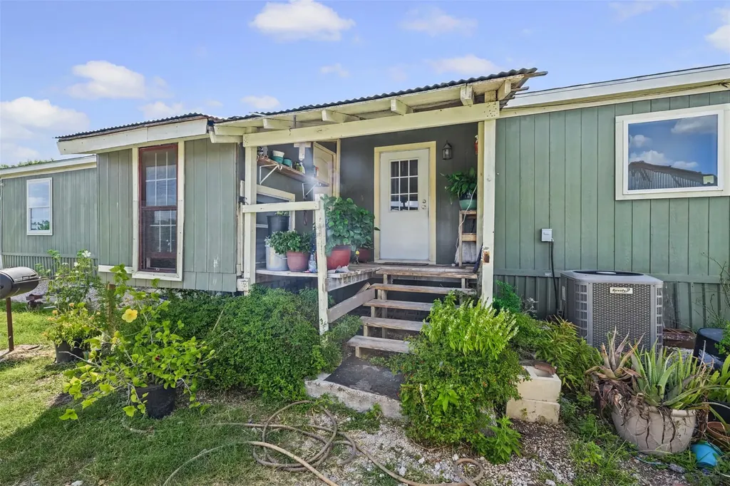 5904 Fm 621 Martindale TX 78655