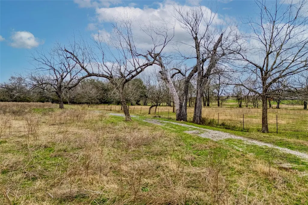 103 Robin Lane Luling TX 78648