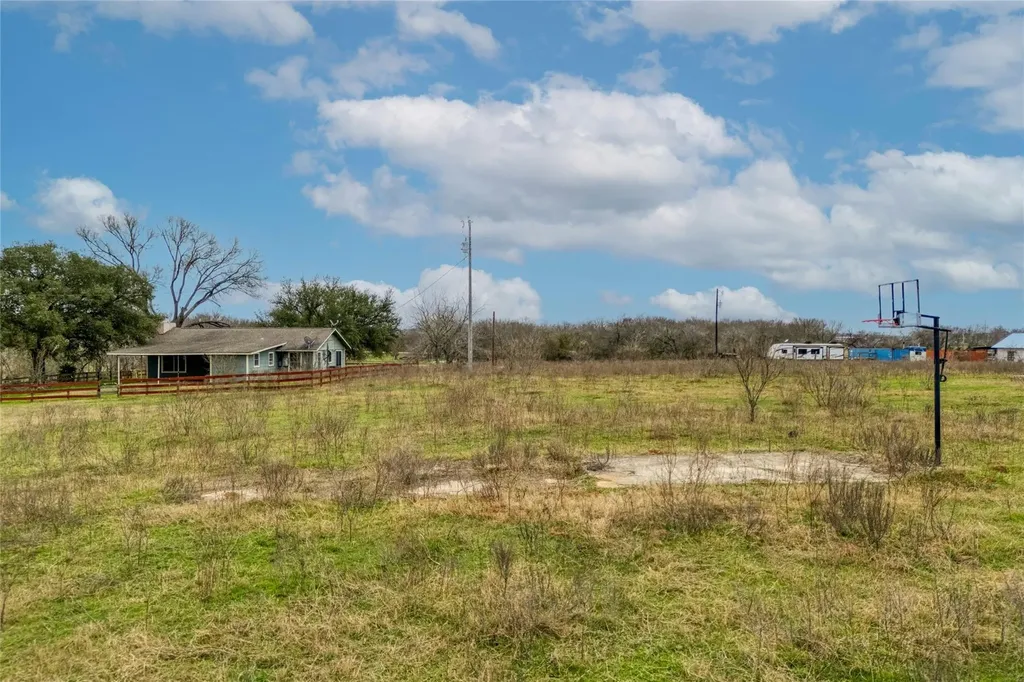 103 Robin Lane Luling TX 78648
