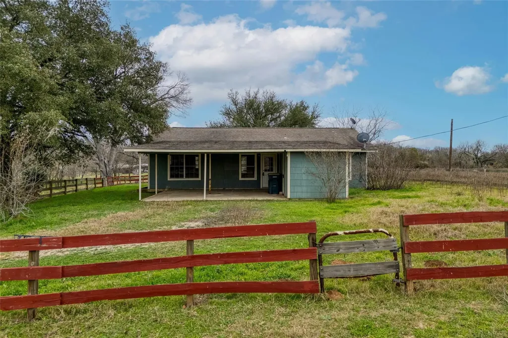 103 Robin Lane Luling TX 78648