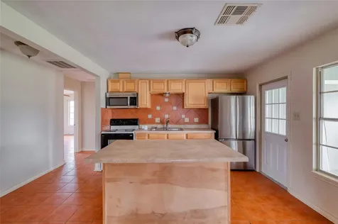 103 Robin Lane Luling TX 78648