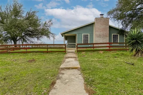 103 Robin Lane Luling TX 78648