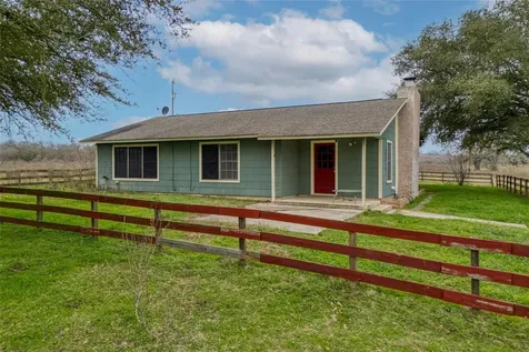 103 Robin Lane Luling TX 78648