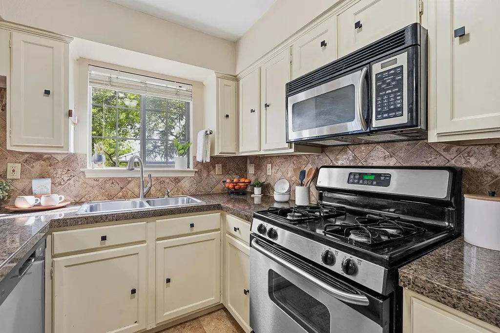 1506 Forest Trail Austin TX 78703