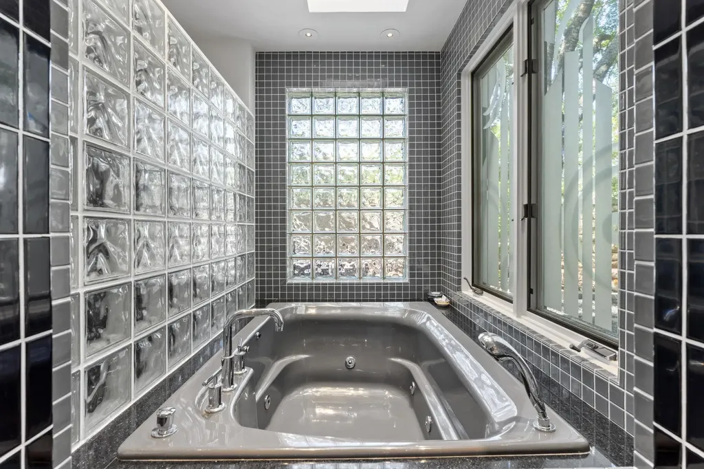 27033 Masters Parkway Spicewood TX 78669