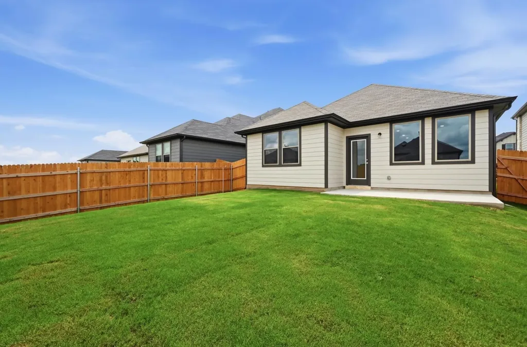 444 Lucky Avenue Elgin TX 78621