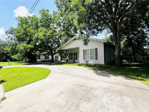 208 E 20th Street Cameron TX 76520