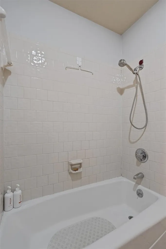 104 El Norte Court Lakeway TX 78734