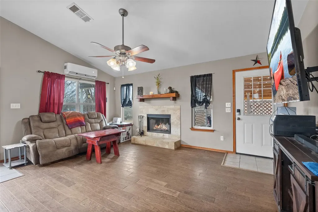 813 Airway Street Kingsland TX 78639