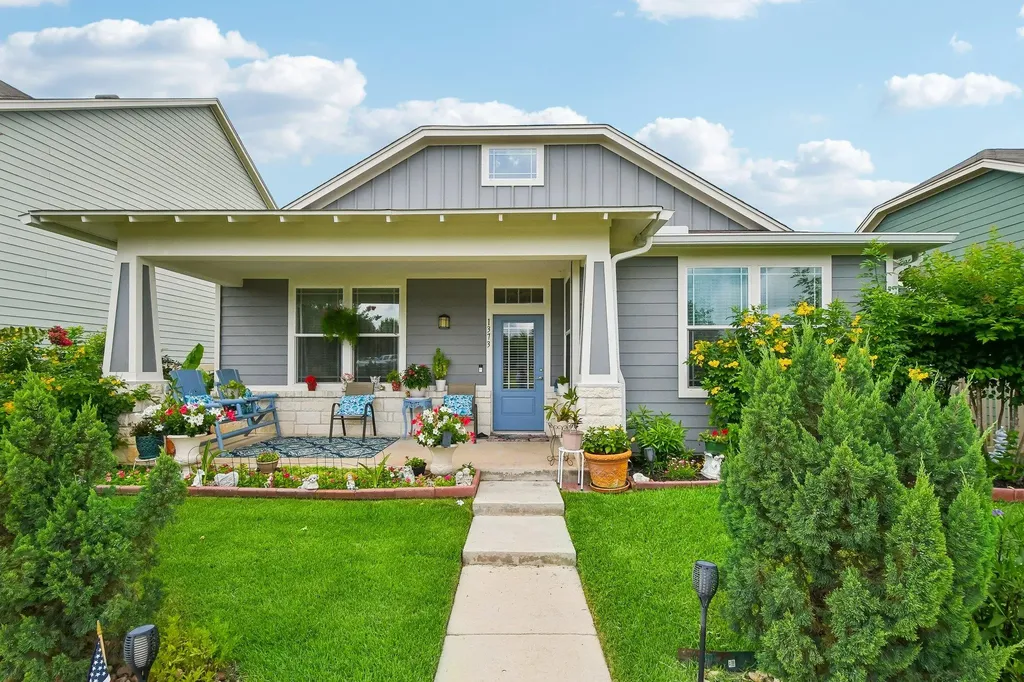 1373 Nevarez Kyle TX 78640
