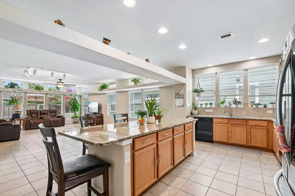1373 Nevarez Kyle TX 78640