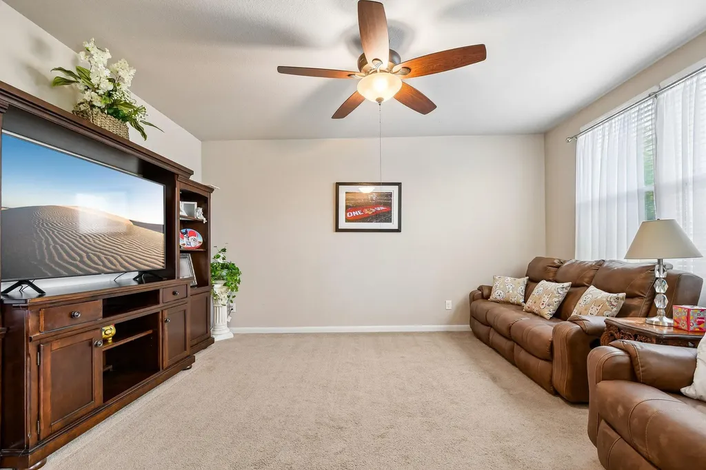 1373 Nevarez Kyle TX 78640