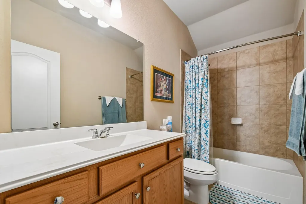 1373 Nevarez Kyle TX 78640