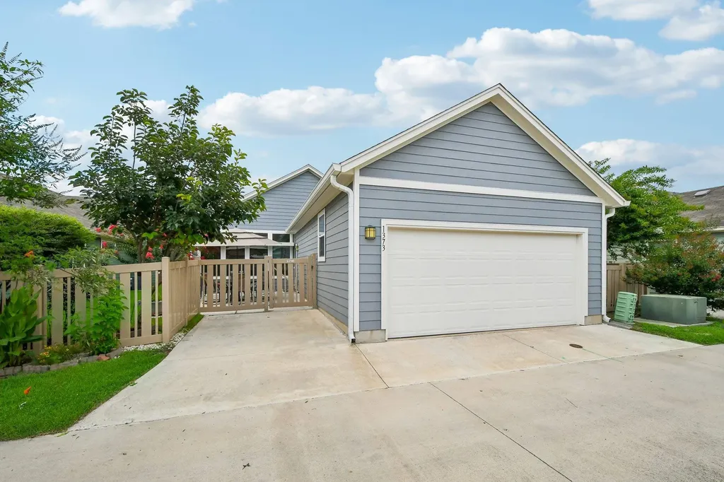 1373 Nevarez Kyle TX 78640