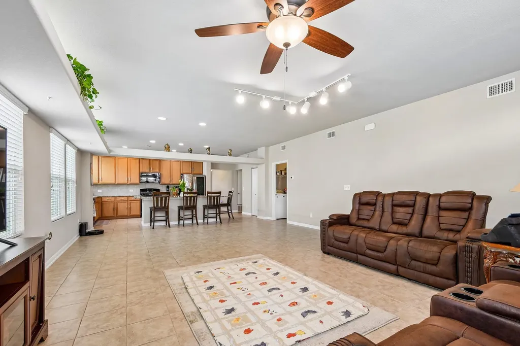 1373 Nevarez Kyle TX 78640