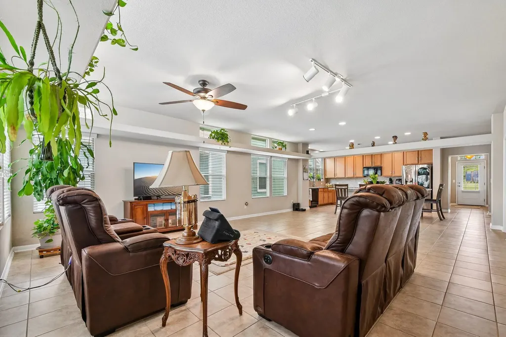 1373 Nevarez Kyle TX 78640