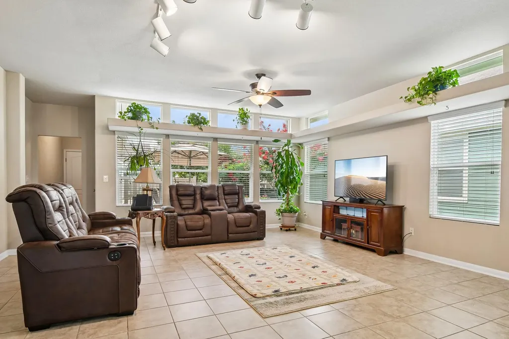 1373 Nevarez Kyle TX 78640