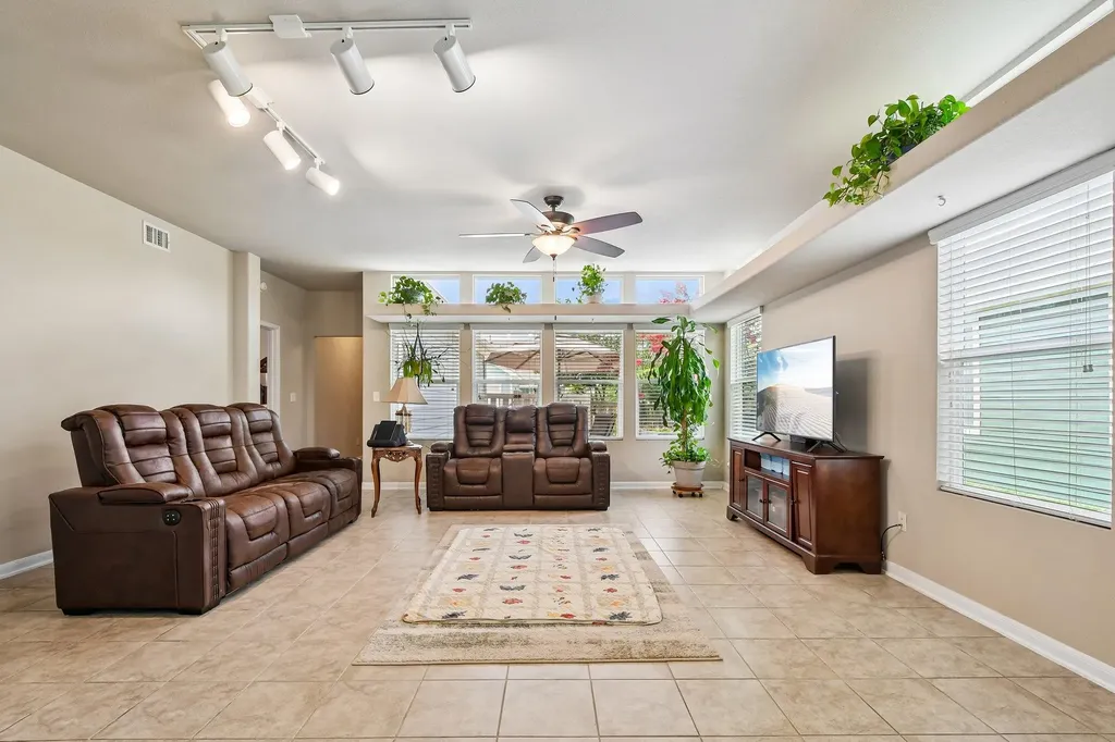 1373 Nevarez Kyle TX 78640