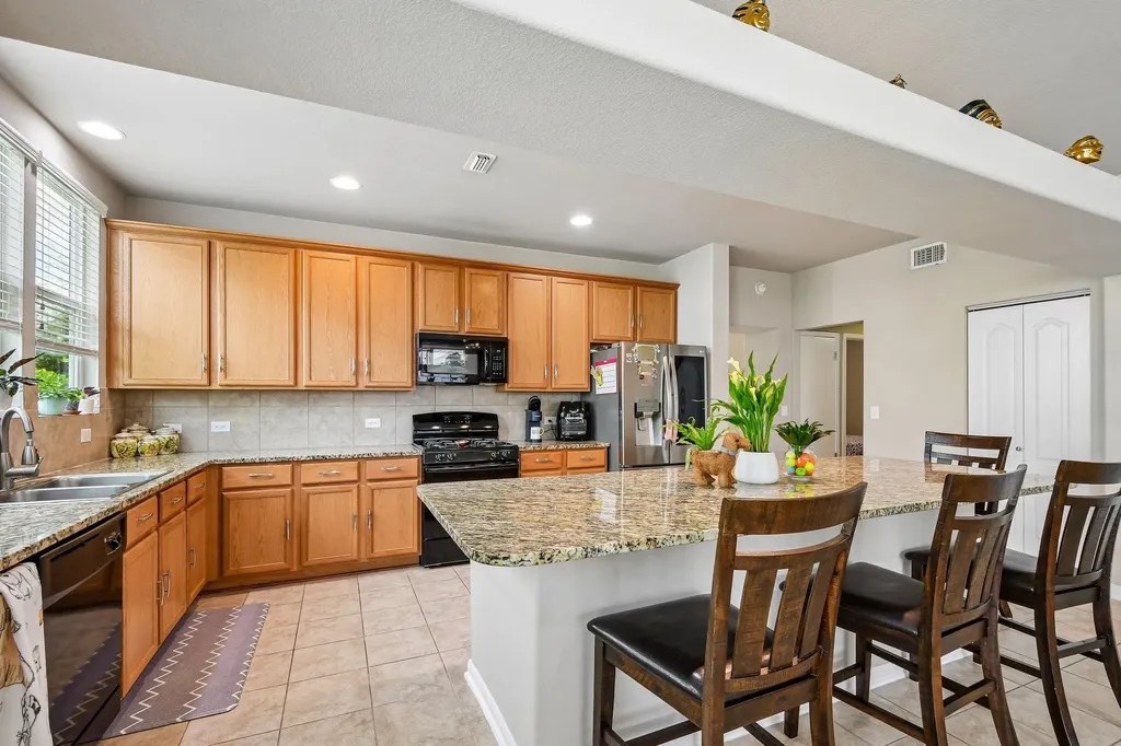 1373 Nevarez Kyle TX 78640