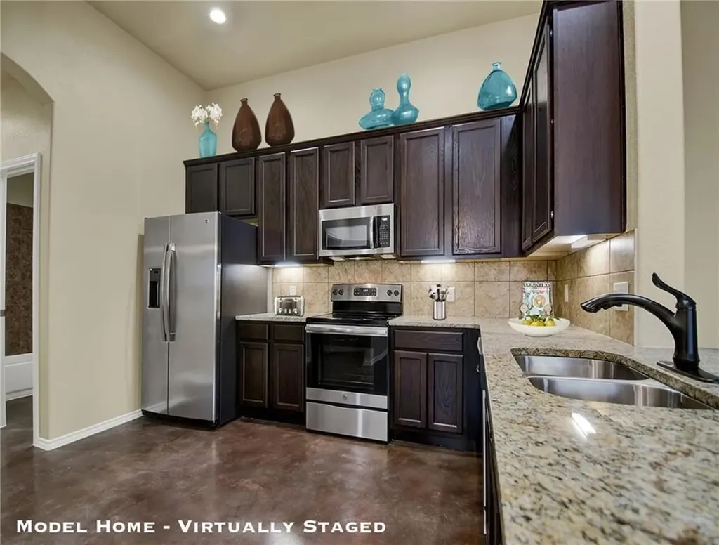 379 Joanne Loop Buda TX 78610