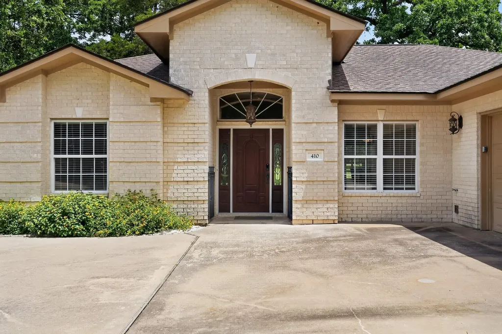 410 Pinehurst Drive New Ulm TX 78950