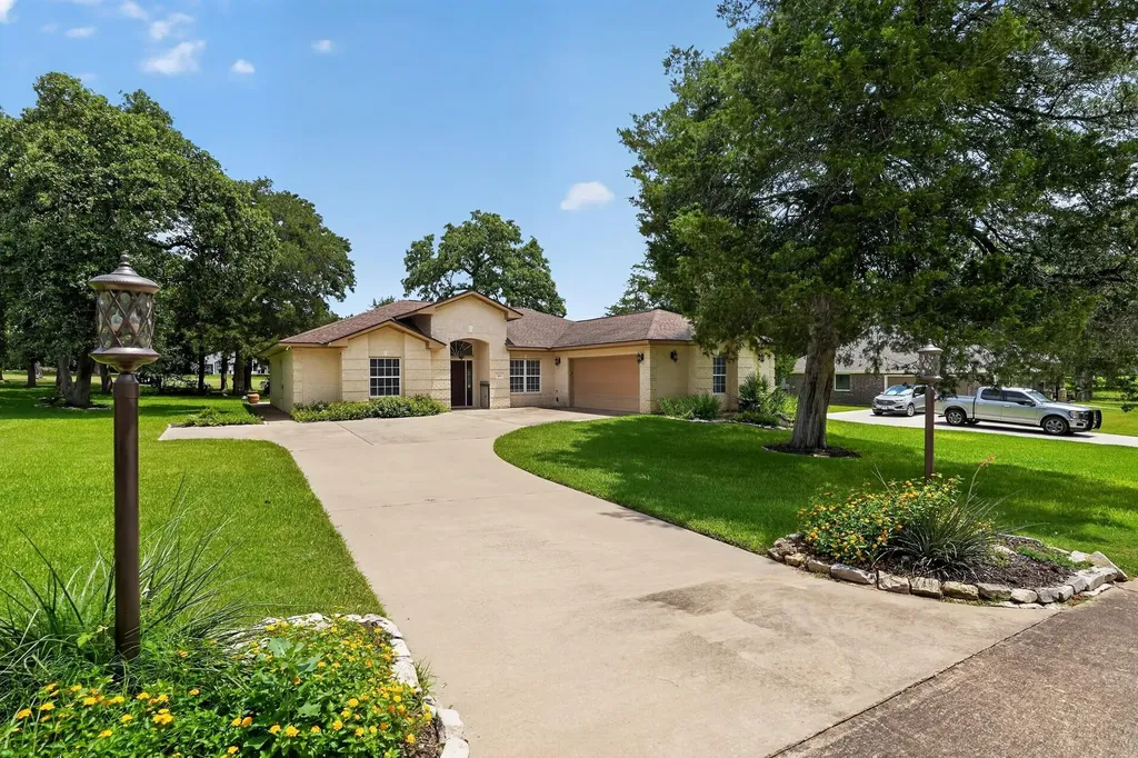 410 Pinehurst Drive New Ulm TX 78950