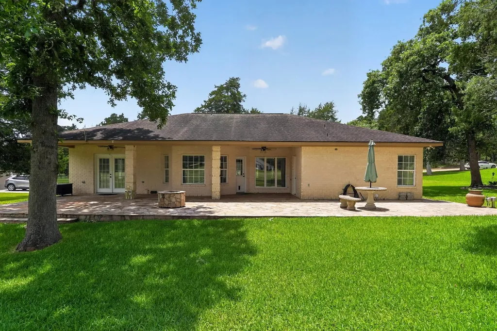 410 Pinehurst Drive New Ulm TX 78950
