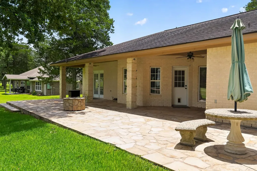410 Pinehurst Drive New Ulm TX 78950