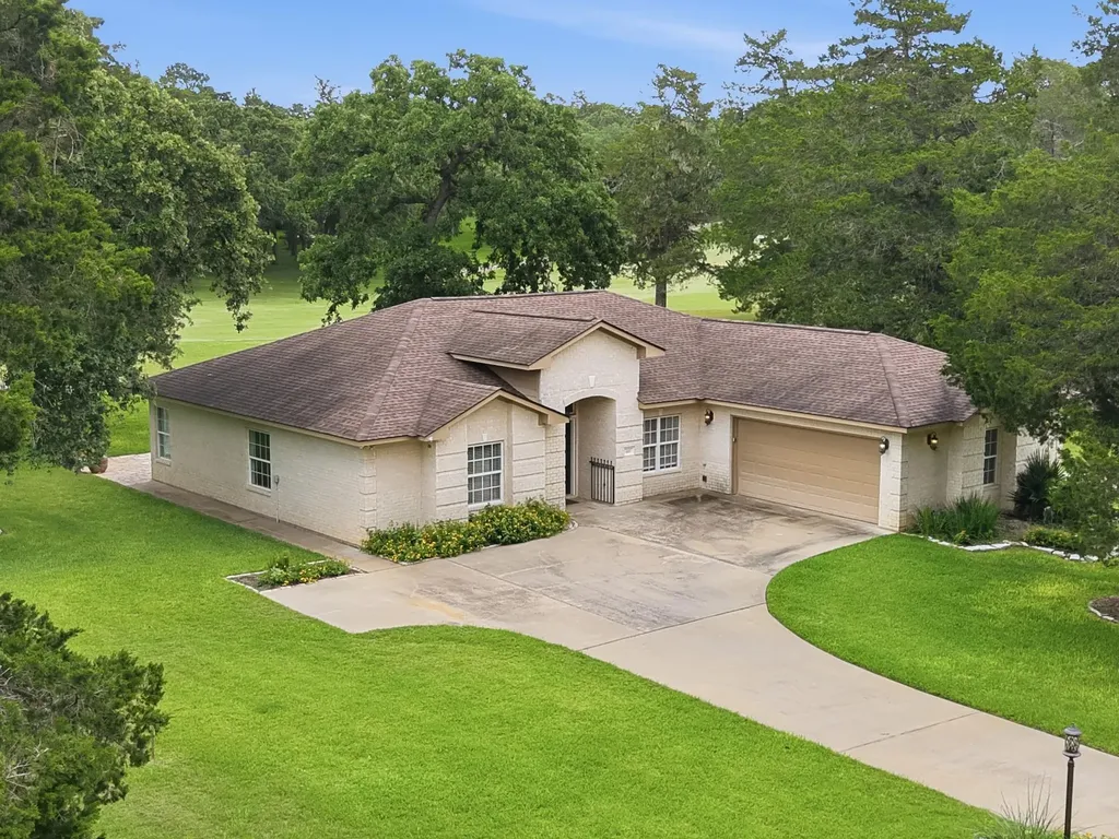 410 Pinehurst Drive New Ulm TX 78950