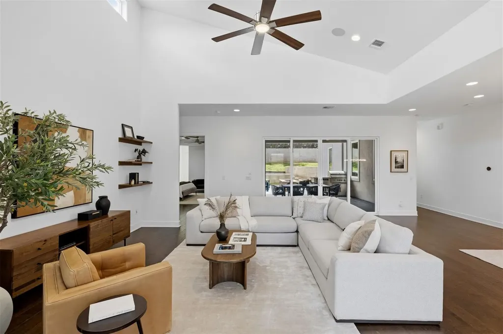 2704 Oak Park Drive Austin TX 78704
