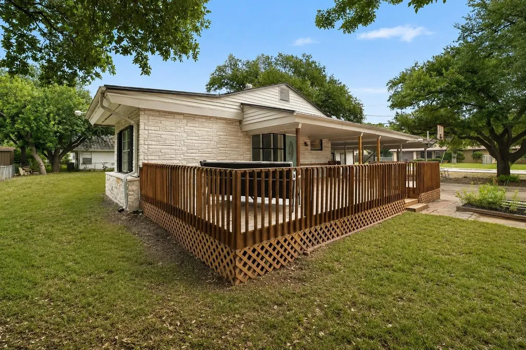 1700 W 7th Street Taylor TX 76574