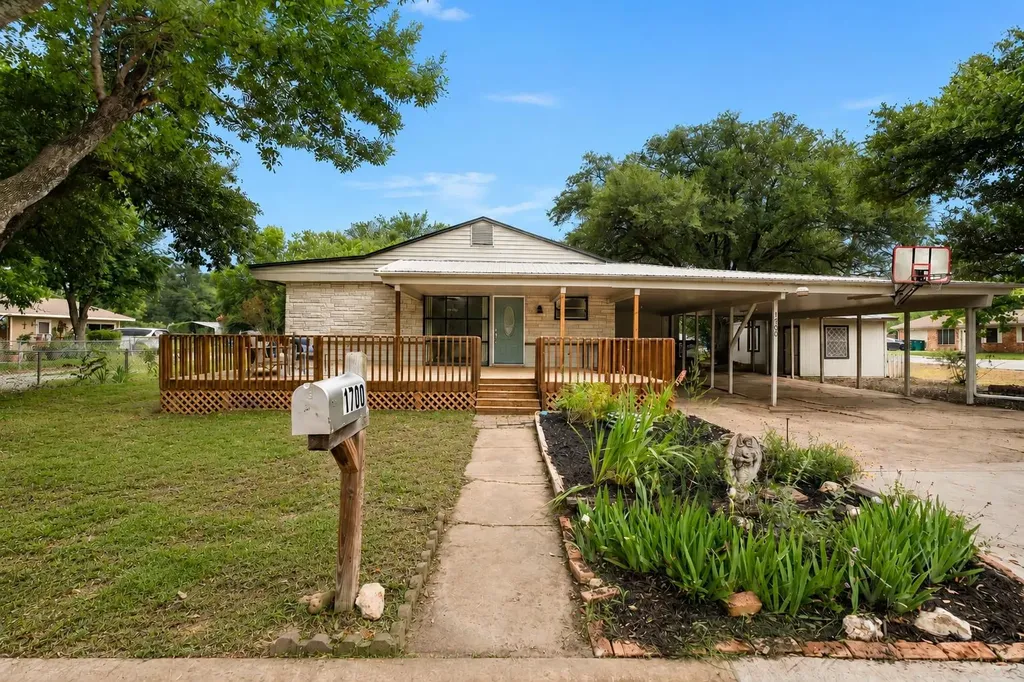 1700 W 7th Street Taylor TX 76574