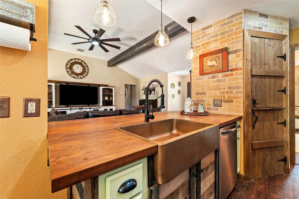 372 Hidden Oaks Drive Elgin TX 78621