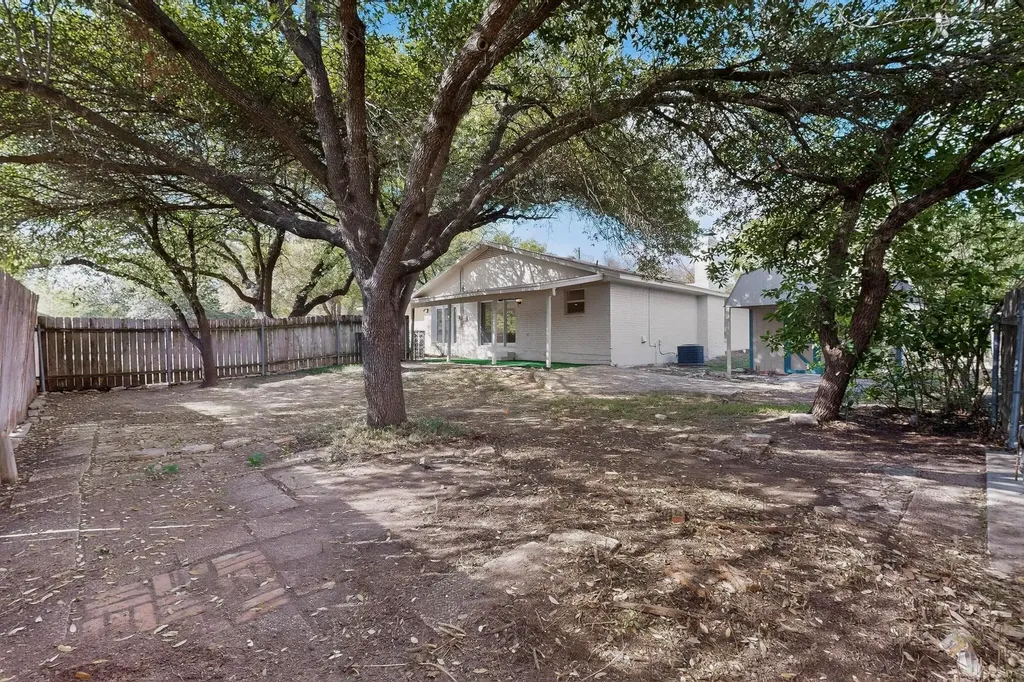 812 George Street Taylor TX 76574