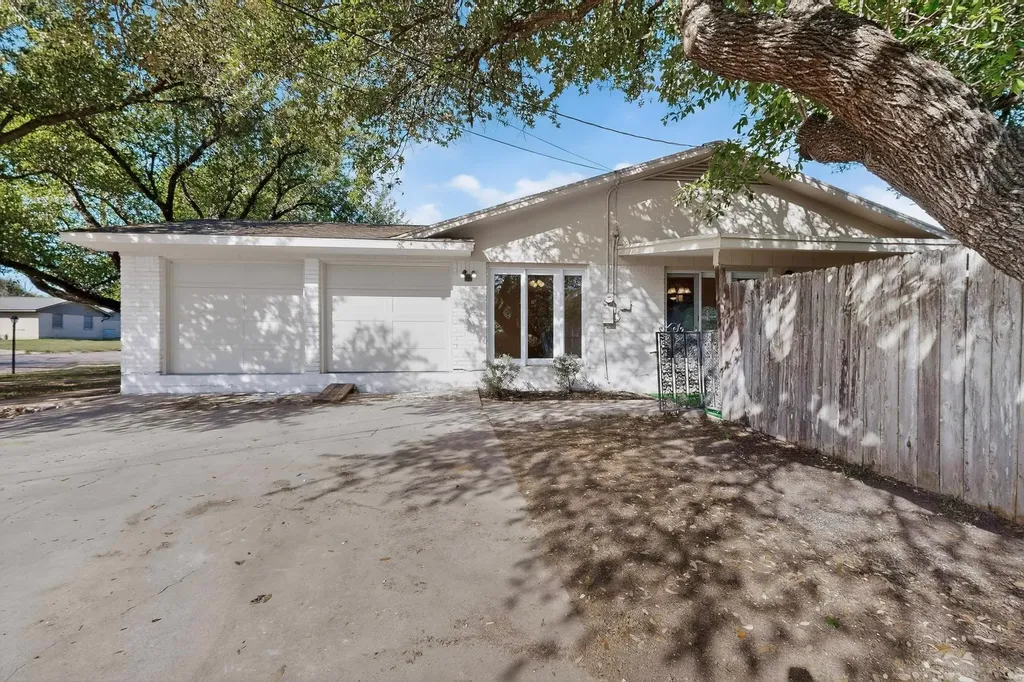812 George Street Taylor TX 76574