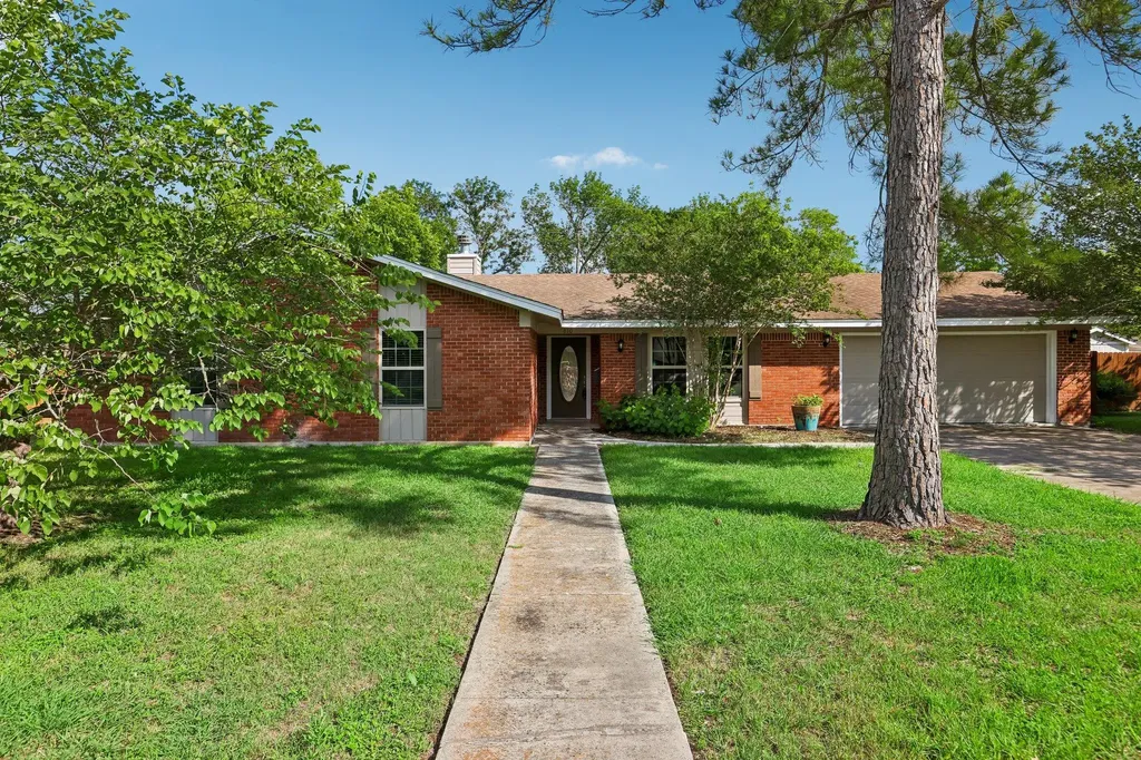 810 Vogel Drive Lockhart TX 78644